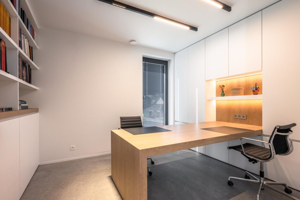 Interieur op maat met moderne lijnen en indirecte verlichting