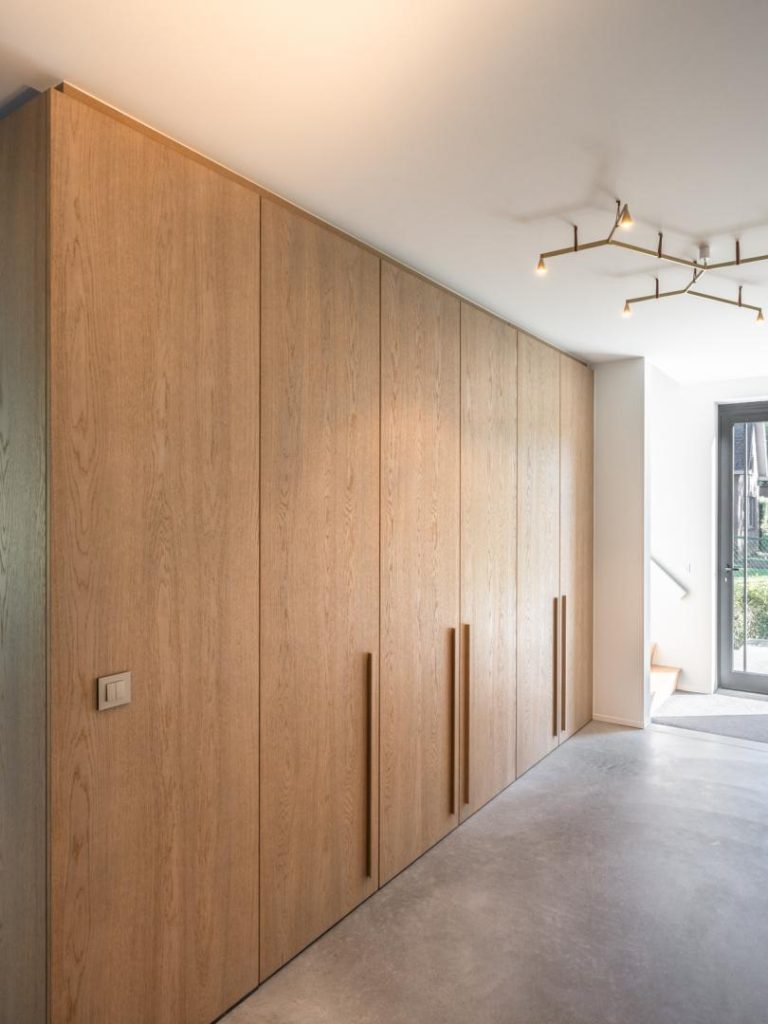Warme inkomhal met kastruimte en vestiaire