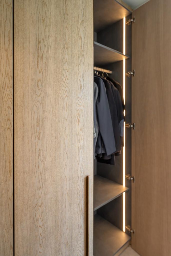 Ingewerkte vestiaire met verlichting