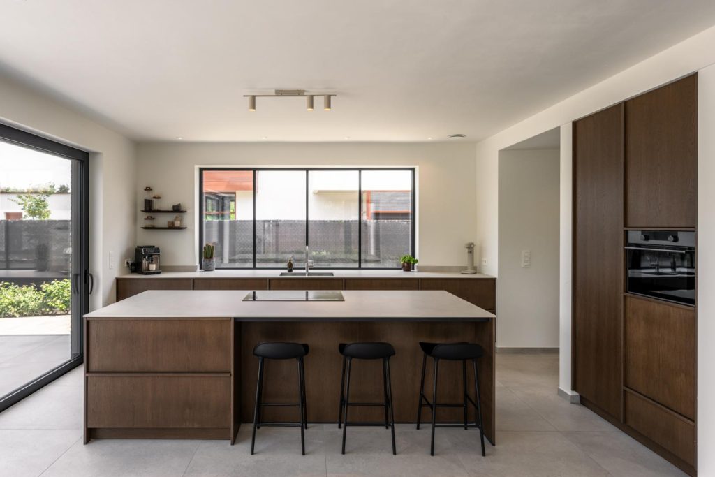 Warme leefkeuken met architectonisch lijnenspel
