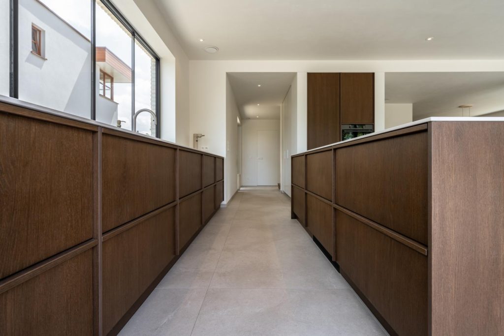 Warme leefkeuken met architectonisch lijnenspel en unieke warme houtkleur